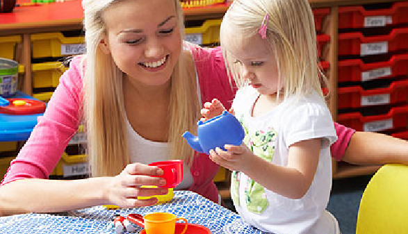 Kleines Mädchen bei der Kinderbetreuung