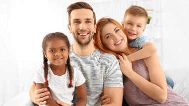 Familie mit Adoptivkind