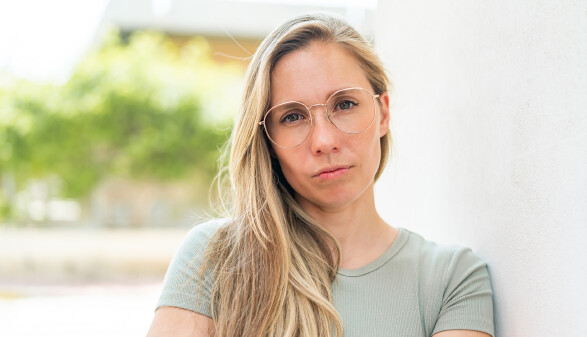 blonde Frau mit Brille