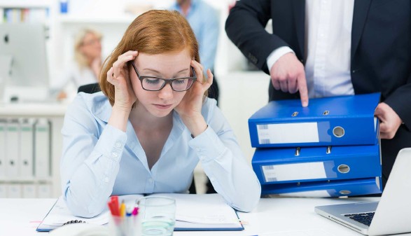 überforderte Mitarbeiterin im Büro